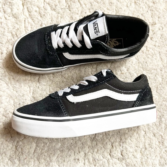 Vans: Youth Off The Wall Black Old Skool Suede and White Lace Up Sneakers Size 2 - Picture 1 of 9